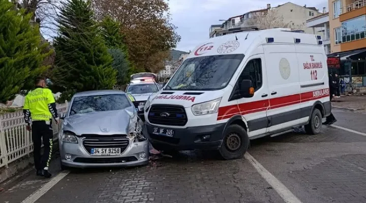 Cide’de ambulans ile otomobil çarpıştı