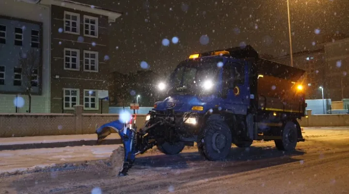 Kastamonu Belediyesi’nden karla mücadelede kesintisiz çalışma
