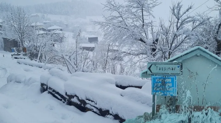 Küre Taşpınar Köyü’nde kar kalınlığı 15 santimetreye ulaştı