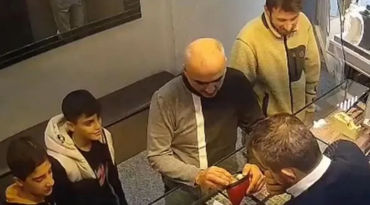 Taşköprülü çocuklar altın dolu çantayı sahibine teslim ettiler