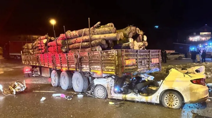 Kastamonu’da can alan kaza: Otomobil tırın altında ezildi