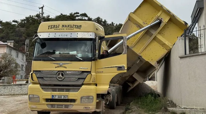 Hanönü’de kaza: Hafriyat kamyonu devrildi