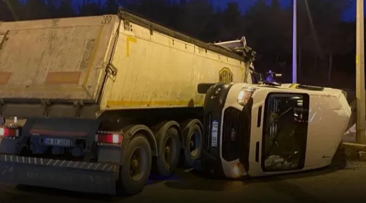 Hanönü Taşıyıcılar Kooperatifine ait tır servisle çarpıştı: 1 yaralı