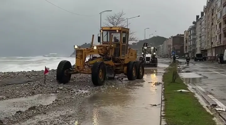 İnebolu’da dev dalgalar, sahili dövüyor