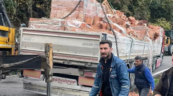 İnebolu-Doğanyurt yolunda tuğla yüklü TIR kaydı