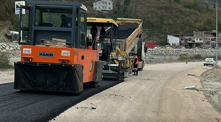 İnebolu’da sıcak asfalt çalışmaları sürüyor