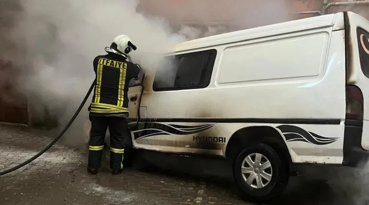 Kastamonu’da park halindeki minibüs alevlere teslim oldu
