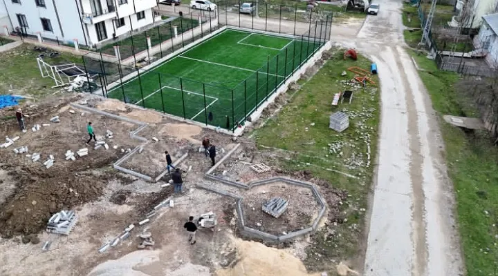 Pınarbaşı’nda halı saha ve çocuk parkı projesi hızla ilerliyor