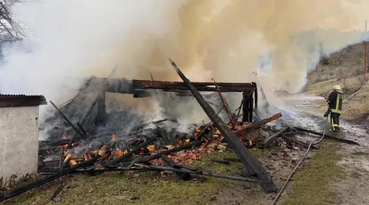 Taşköprü’de 2 katlı ahşap ev yangında küle döndü