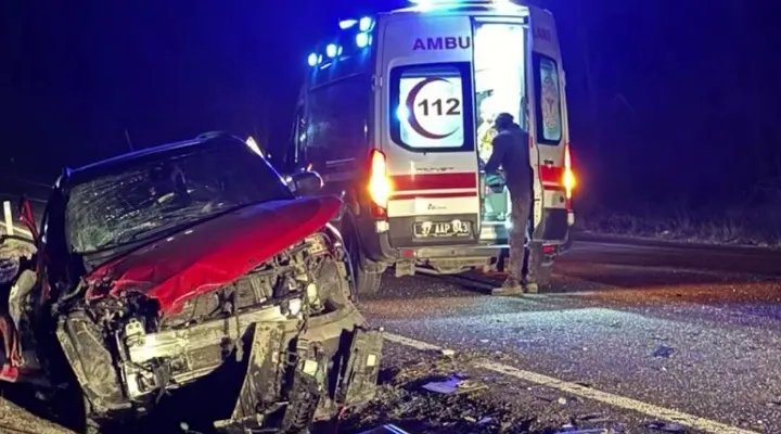 Odun yüklü traktör ile otomobil çarpıştı, 3 yaralı