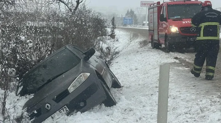 Taşköprü yolunda araç sarampole devrildi