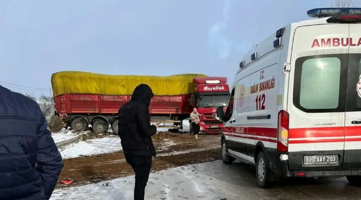 Kastamonu-İnebolu yolunda buzlanma: Tır yolu kapattı