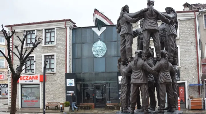 İnebolu Cumhuriyet Meydanı’na Heyamola Heykeli yerleştirildi