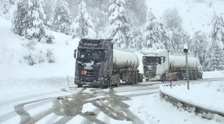 İnebolu–Kastamonu yolunda tırlar yolda kaldı