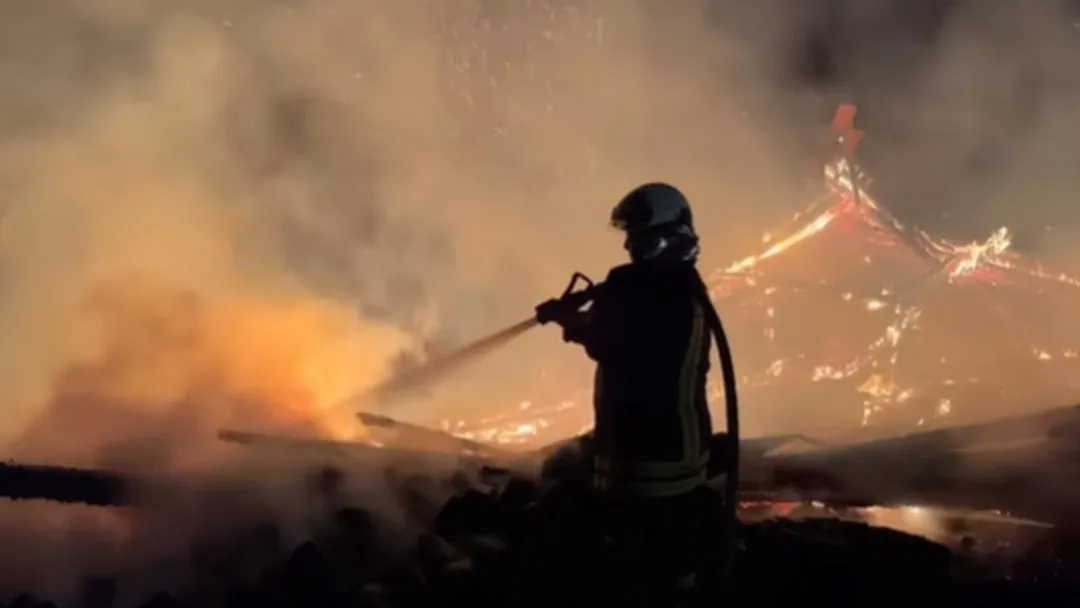 Merkez Karaçomak köyünde yangın: 1 ev ve 2 samanlık küle döndü