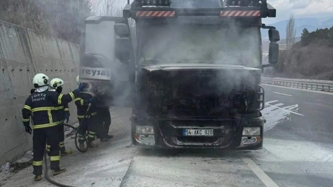 Tosya’da D100 karayolunda çekici alev aldı