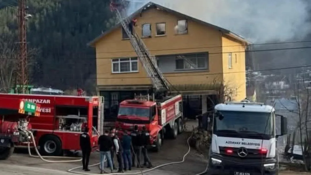 Azdavay Sıra Köyünde çatı yangını