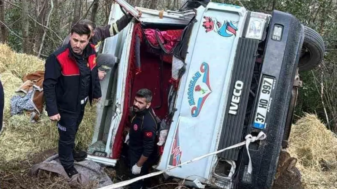 Cide’de saman yüklü kamyonet şarampole devrildi: 2 yaralı