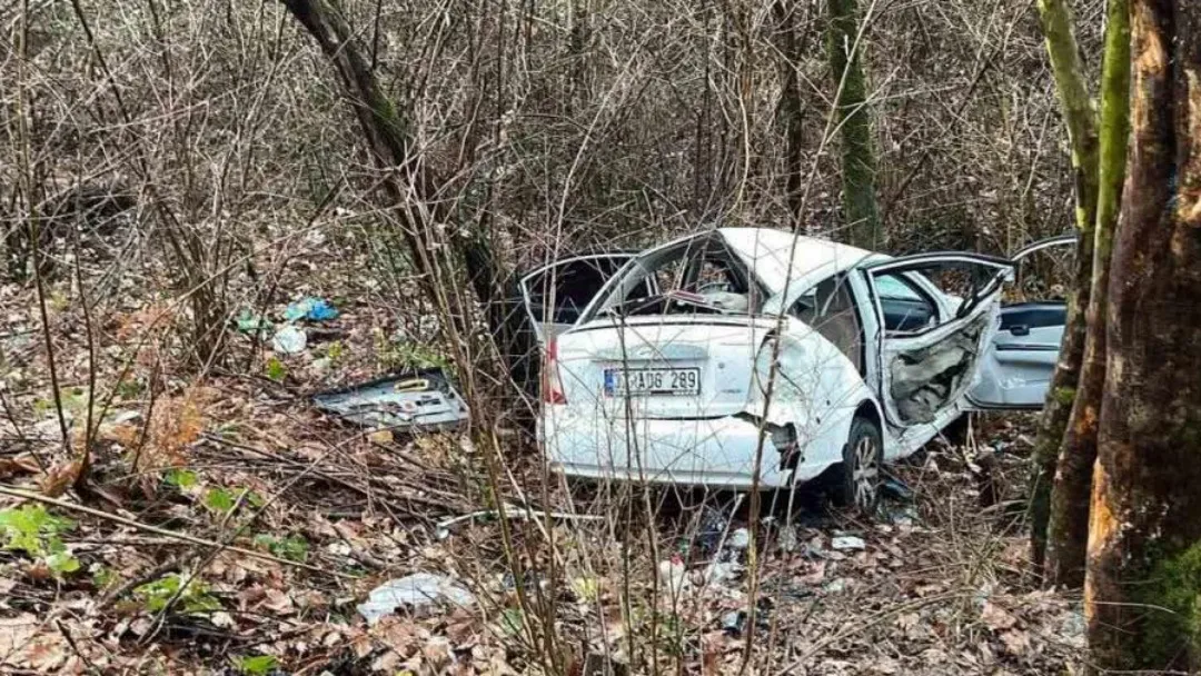 Cide’de otomobil şarampole yuvarlandı: 3 kişi yaralandı