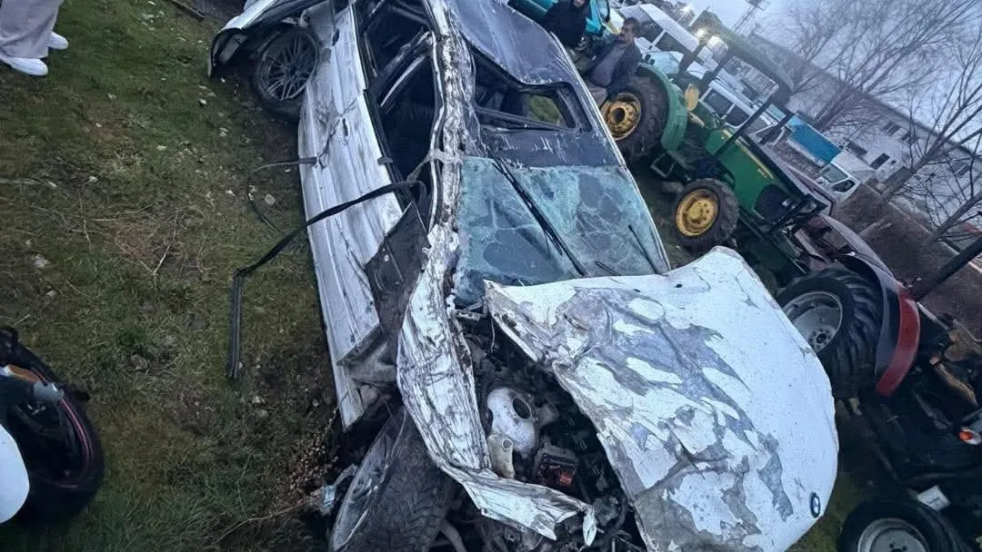 Hacıbey Kavşağı mevkiinde otomobil şarampole devrildi, 4 yaralı