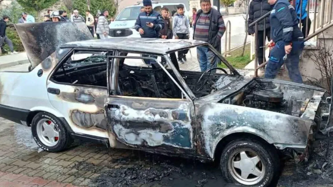 Kastamonu’da park halindeki otomobil alevlere teslim oldu