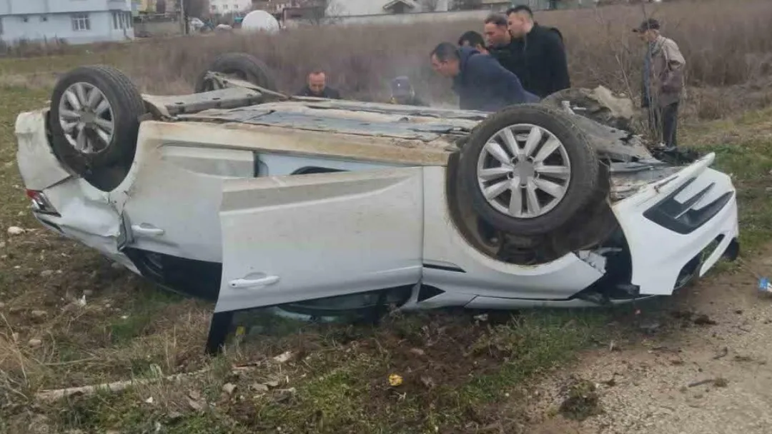 Taşköprü’de elektrik direğine çarpan otomobil takla attı