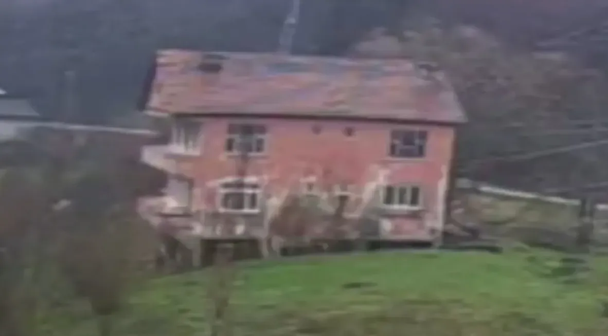 Cide’de heyelan riskindeki ev çöktü