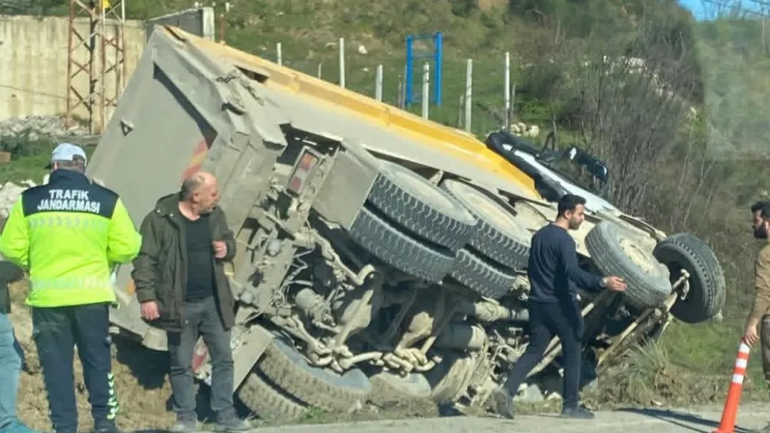 İnebolu’da damperli kamyon şarampole devrildi