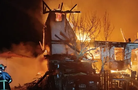Daday’da Ahşap Ev Yangını: İki Ev ve Ek Binalar Küle Döndü