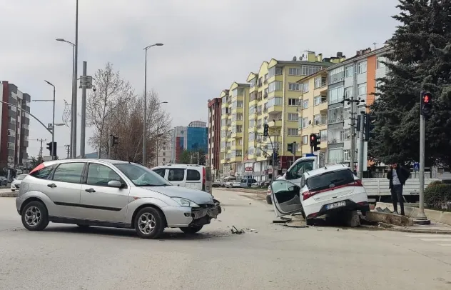 Kastamonu’da Santrapark Kavşağında Kaza: İki Otomobil Çarpıştı