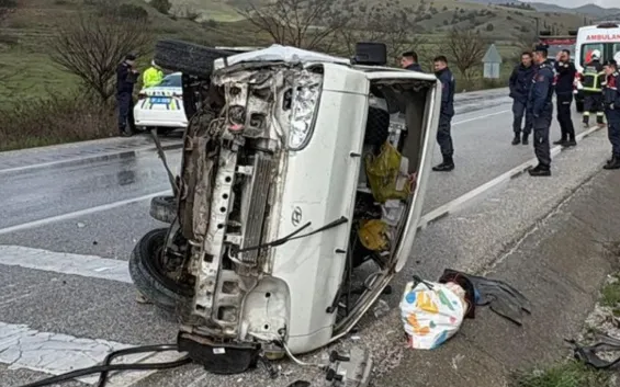 Tosya’da minibüs devrildi: Sürücü yaralandı