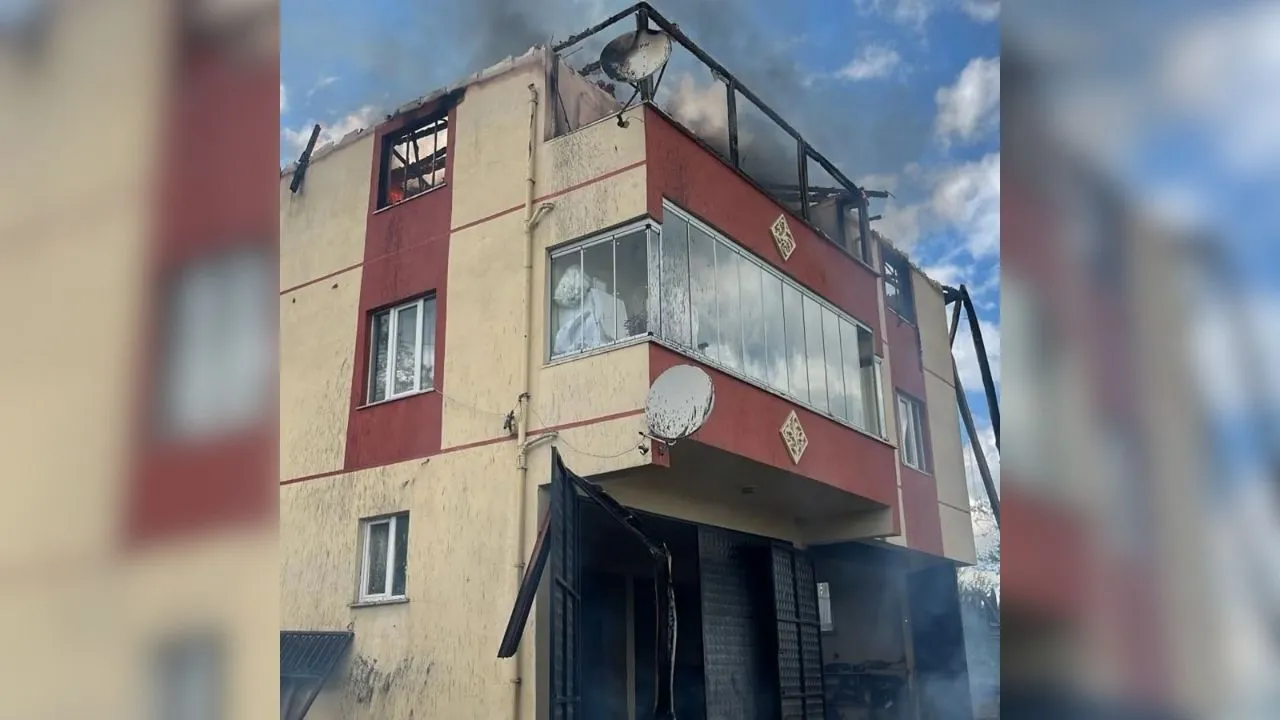 Kastamonu Kemerler Köyünde 3 katlı ev yangında zarar gördü