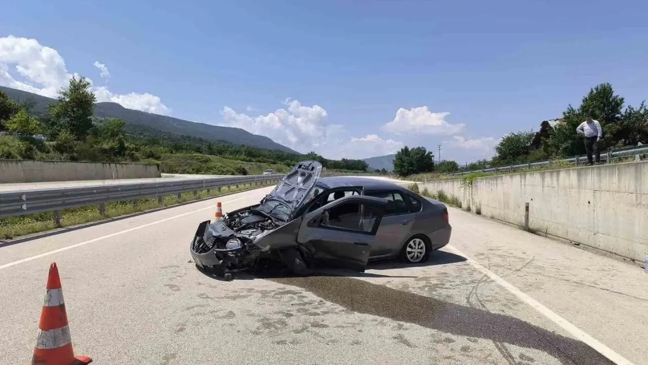 Araç’ta Trafik Kazası: İstinat Duvarına Çarpan Otomobilde 2 Yaralı