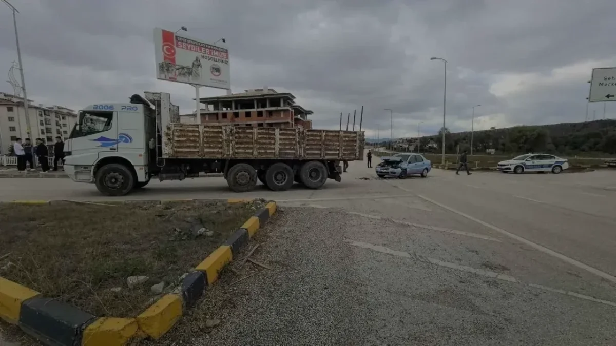 Seydiler Kavşağında Otomobil ve Kamyon Çarpıştı