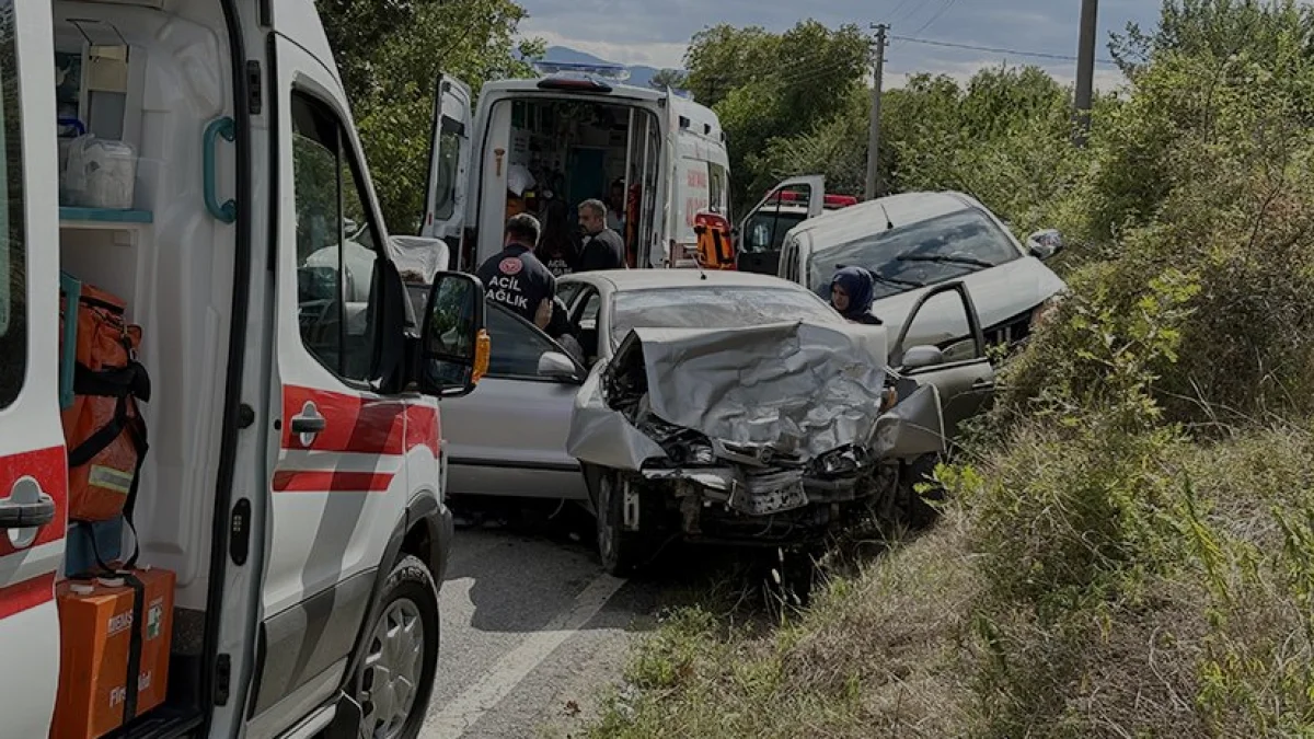 Tosya Orta Yol Mevkisinde Kamyonet ile Otomobil Çarpıştı